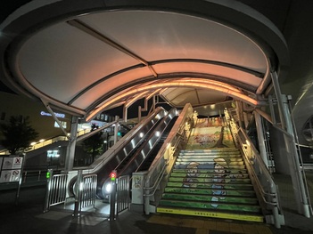 一階のオレンジライトアップ