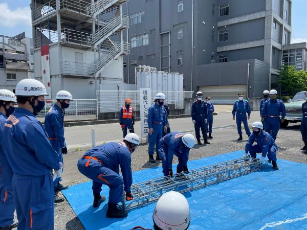 積載はしご利用工法の様子