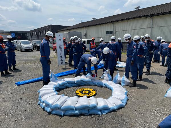 マンホール噴出防止工法の様子