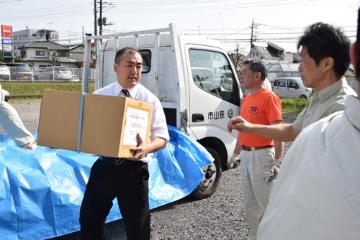 救援物資をトラックに積み込む小谷野剛狭山市長の画像
