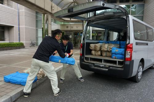 職員が物資を運搬している写真