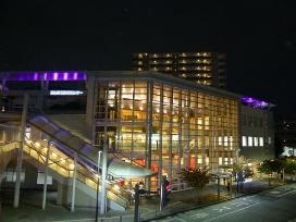 狭山市市民交流センターのパープルライトアップの様子