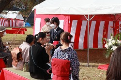 狭山か丘学園高等学校同付属中学校茶道部がお茶を振る舞う様子