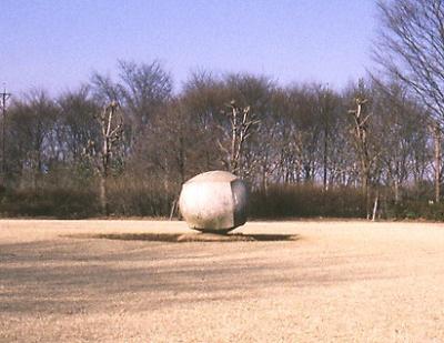 写真：「膨張する六面体」