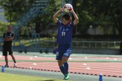 スローインをする奈良選手の写真