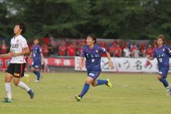 ボールを追いかける鈴木選手の写真