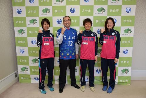 小谷野市長と3選手の写真
