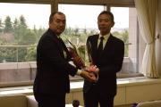 小谷野市長から西山理事長へ花束贈呈の写真