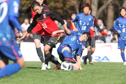 鈴木選手と安藤選手が競り合う写真