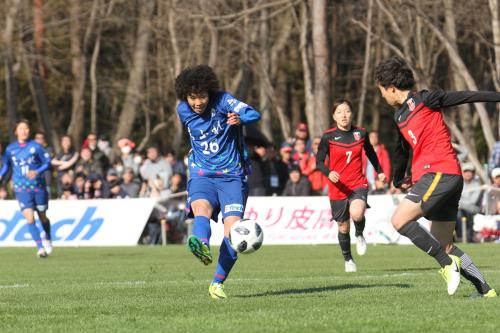 荒川選手がシュートする写真