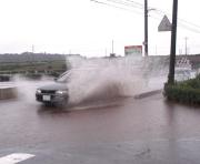 大雨による道路冠水の画像