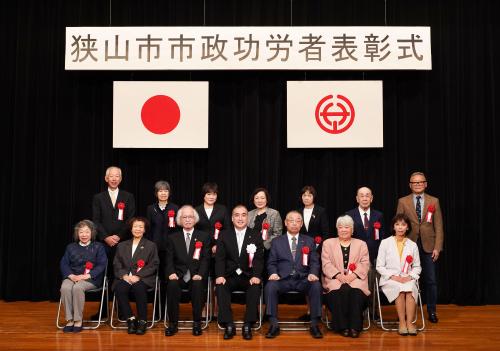 特別顕彰牛窪梧十氏（中央左）と小谷野市長（中央）の写真