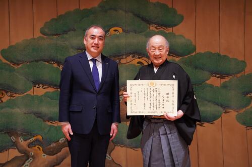 特別顕彰山本東次郎氏（右）と小谷野市長（左）の写真