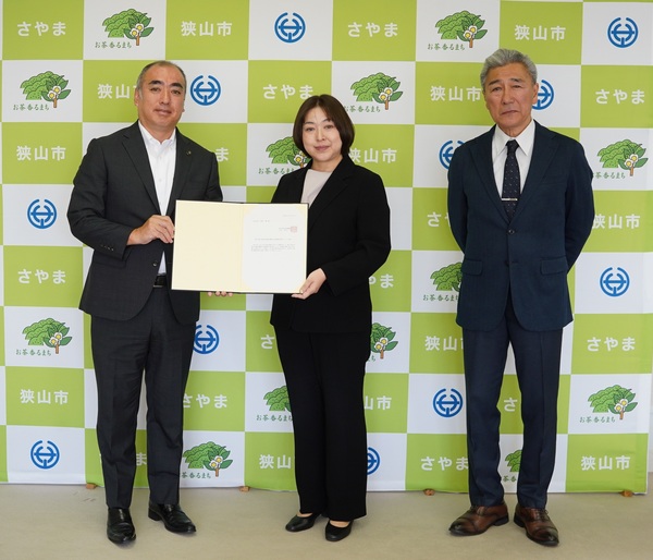 第5次狭山市総合計画基本構想と前期基本計画に対する答申書を提出する様子