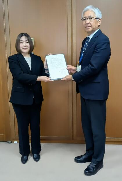 委員長から教育長へ提言書が提出された写真