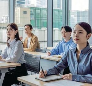 学習している大人の写真