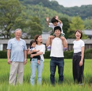 老若男女が並んでいる写真