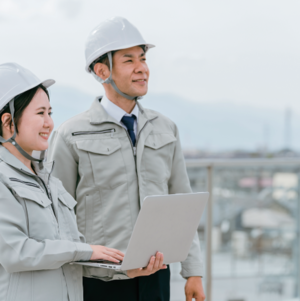 作業服を着て仕事をする人の写真