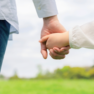 大人とこどもが手を繋いている写真