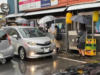 雨の日の入曽駅東口前（現状）