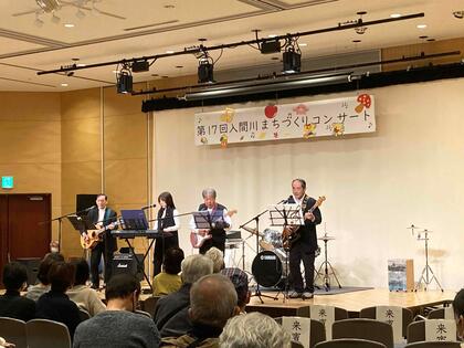 演奏する参加者と聞き入る観覧車の画像
