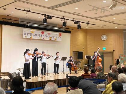 演奏する参加者と聴き入る観覧者の画像