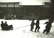 昭和30年ごろ 廣福寺中庭での雪遊び／奥富地区