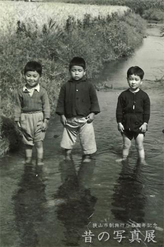 昭和31年 春の小川で遊ぶ子ども