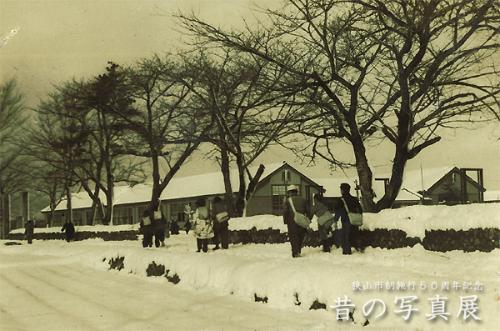 昭和31年 雪の日の登校風景／奥富小学校