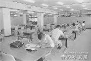 昭和45年7月 開館直後の図書館内風景