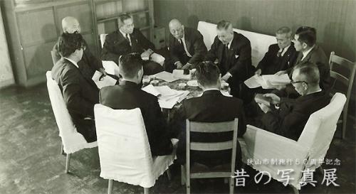 昭和40年ごろ 開会に先立ち議会運営委員会で協議する主要議員