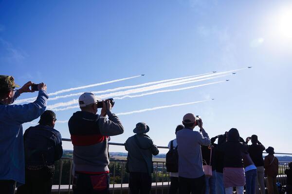 上空のブルーインパルスを撮影する観覧者2